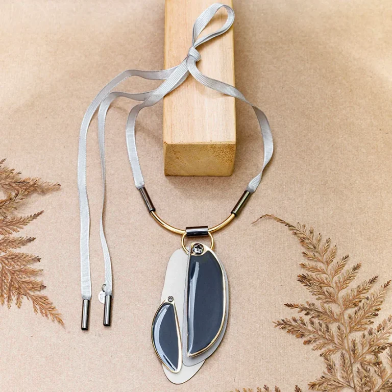 Collana Isis