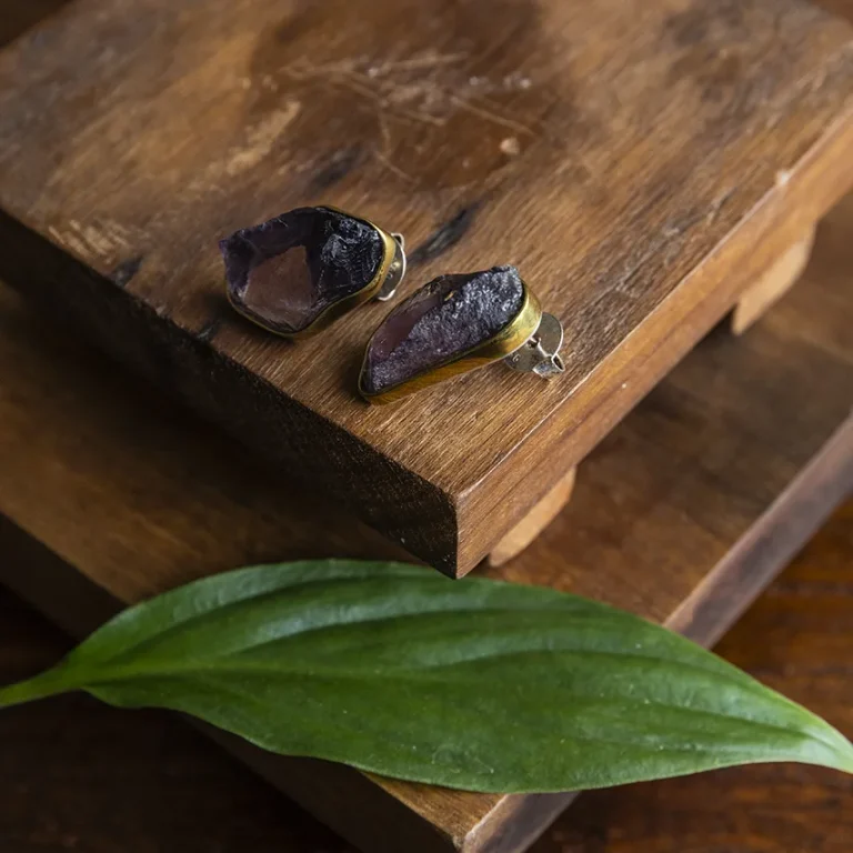Orecchini con pietra grezza di ametista