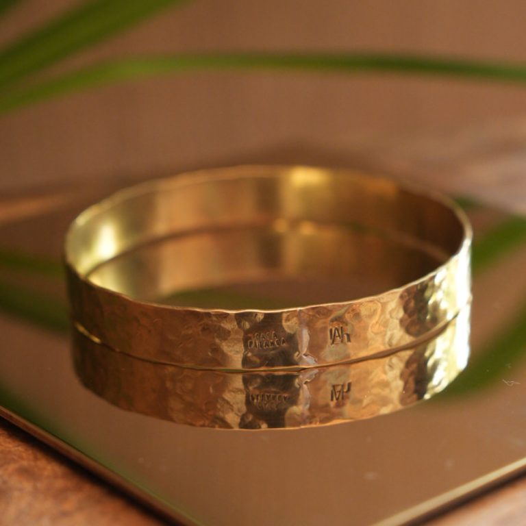 Bracciale piatto chiuso in Ottone Martellato